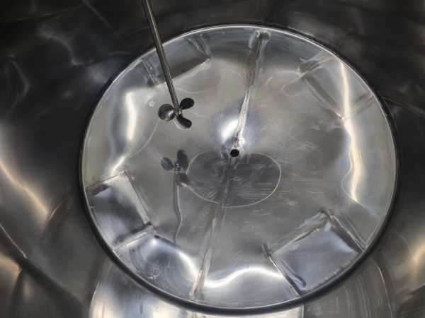 4139L stainless steel mixing tank with propeller mixer