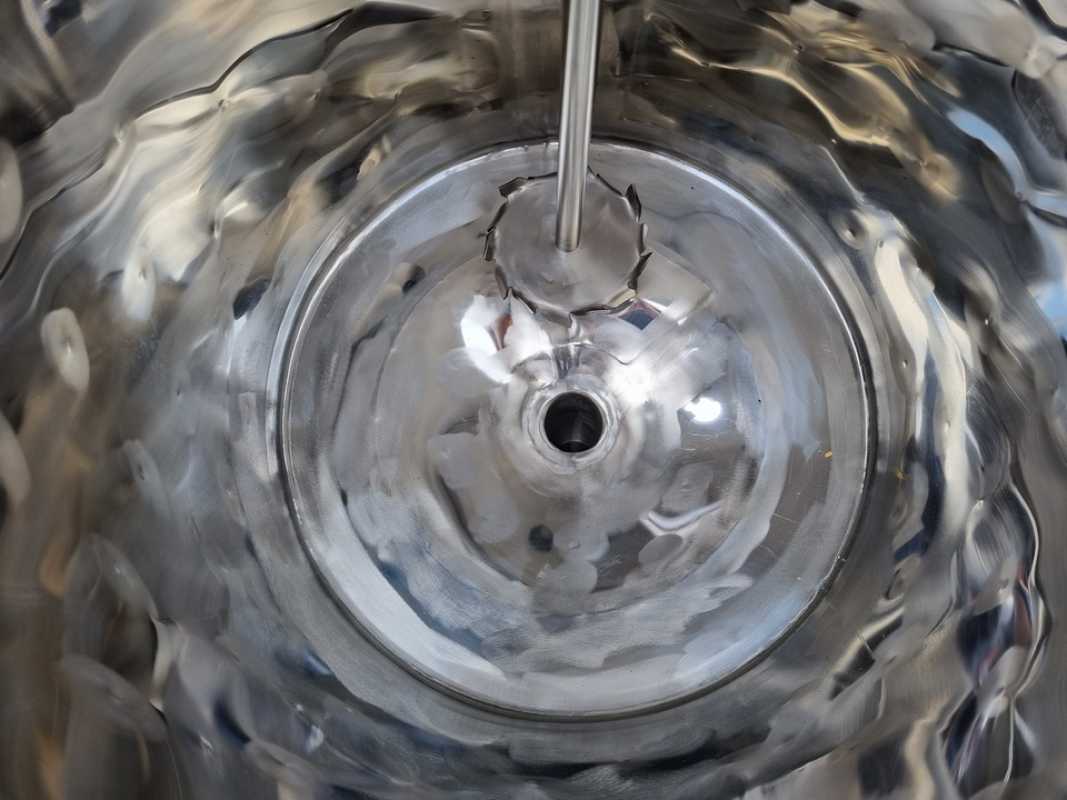 109L heat-/coolable stainless steel mixing tank with insulation and dissolver