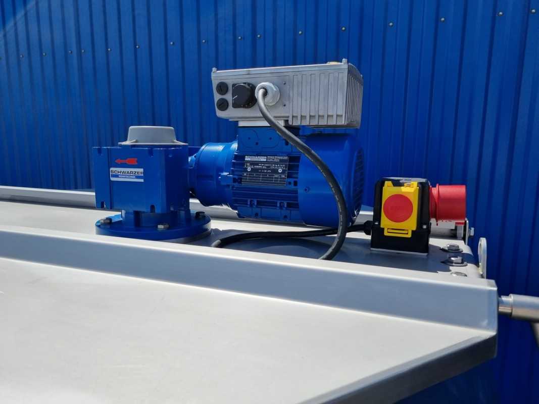 1150L electrically heated stainless steel vessel with insulation and paddle agitator