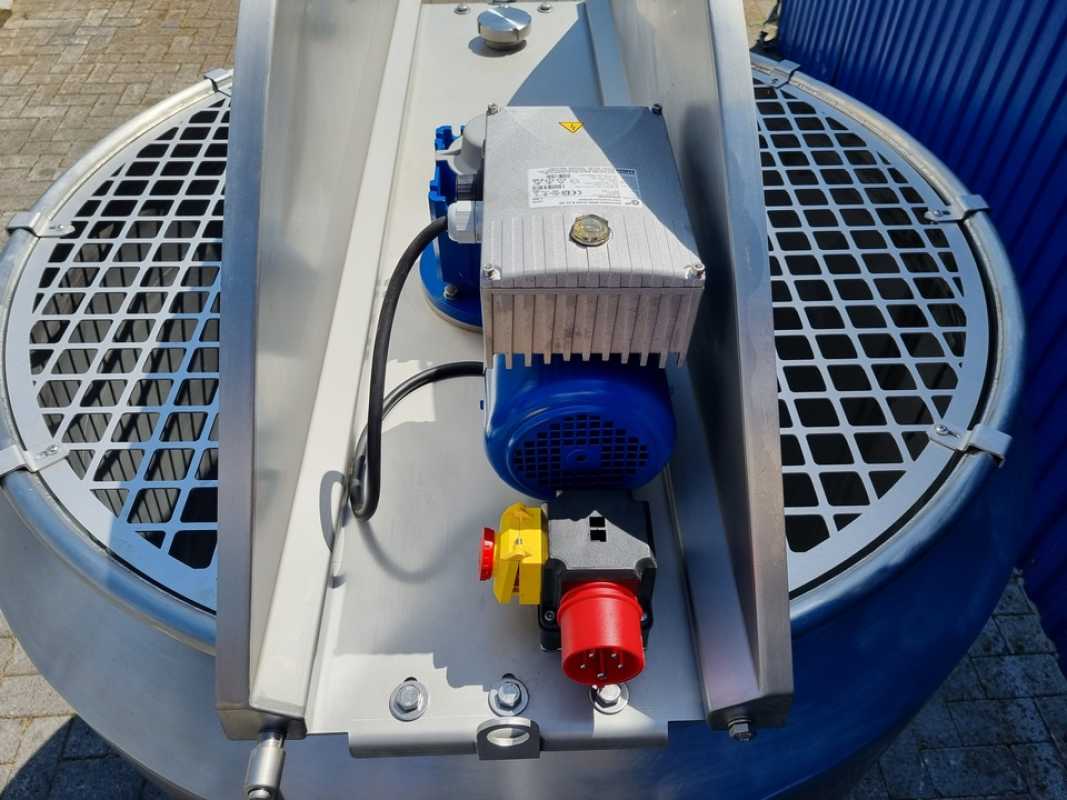1150L electrically heated stainless steel vessel with insulation and paddle agitator