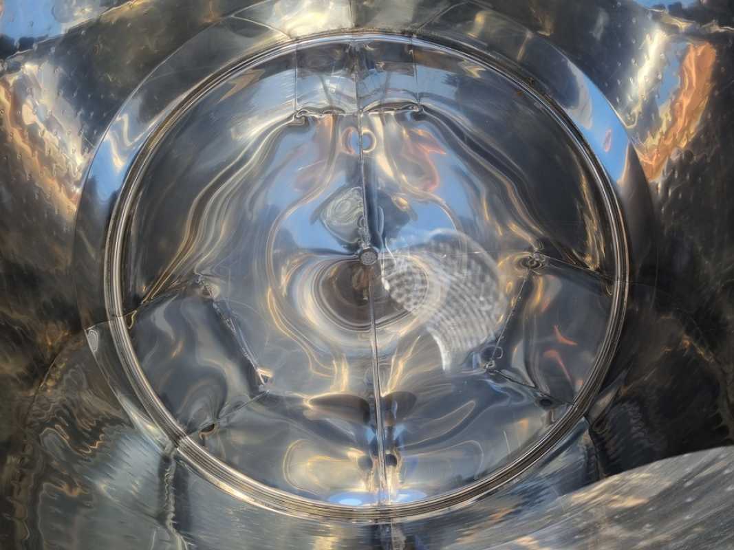 2266L heat-/coolable stainless steel vessel with propeller mixer