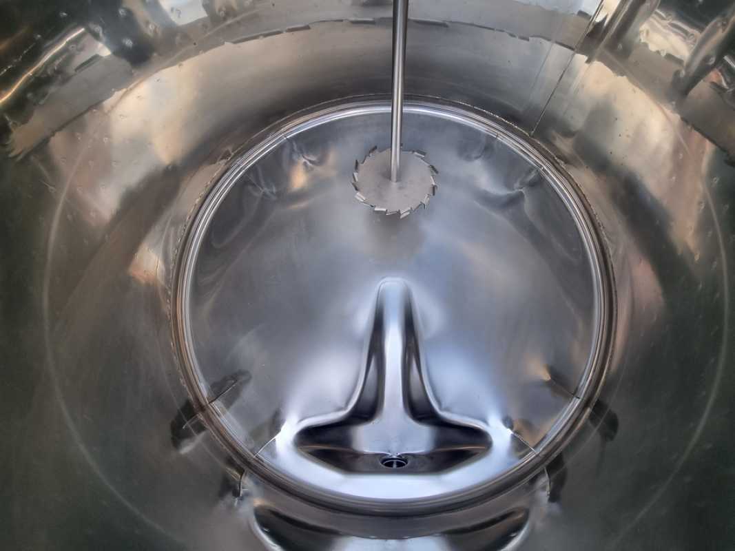 1000L heat-/coolable stainless steel tank with thermoplate and dissolver