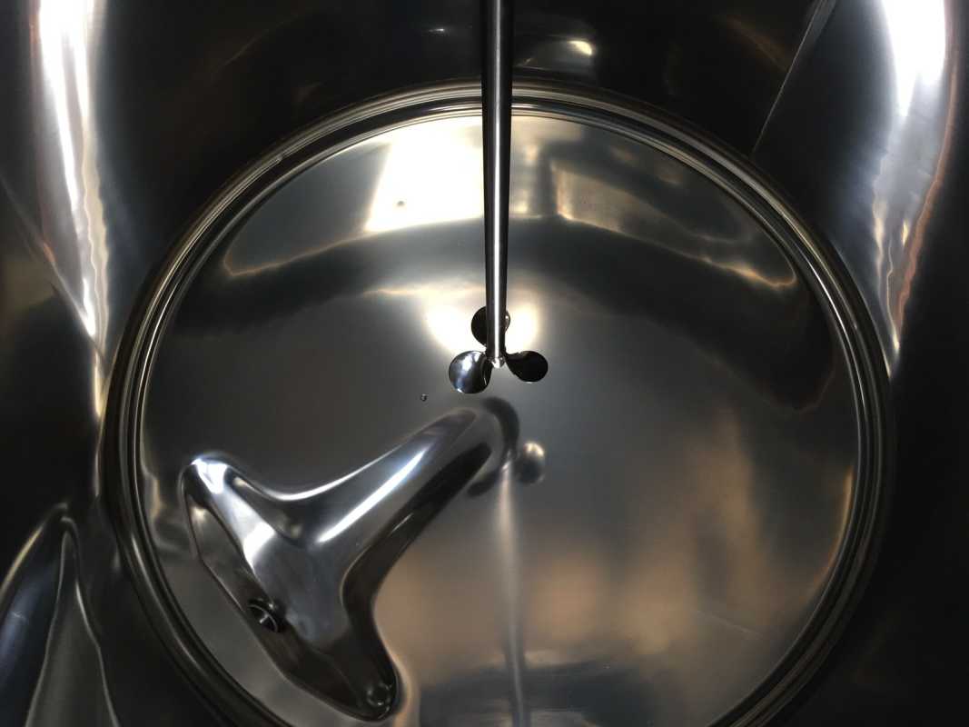 1305L heat-/coolable stainless steel tank with thermoplate and propeller mixer