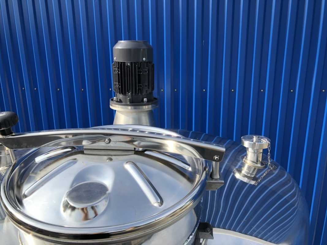 1305L heat-/coolable stainless steel tank with thermoplate and propeller mixer