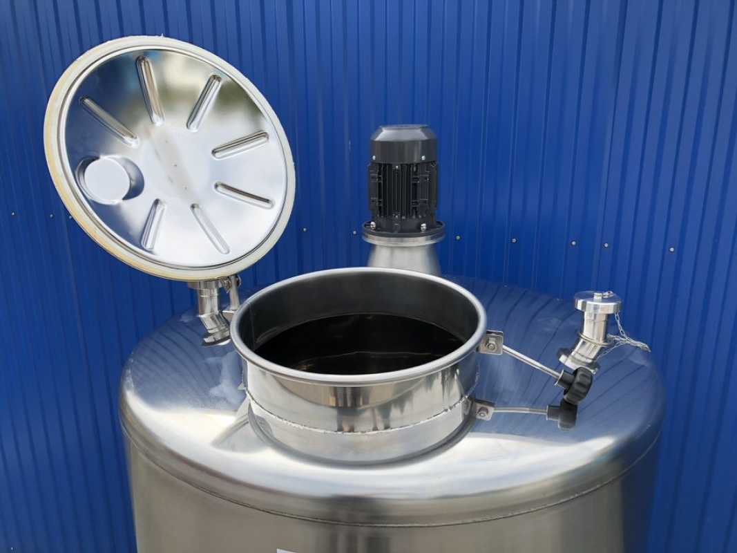 1533L stainless steel mixing vessel with propellermixer