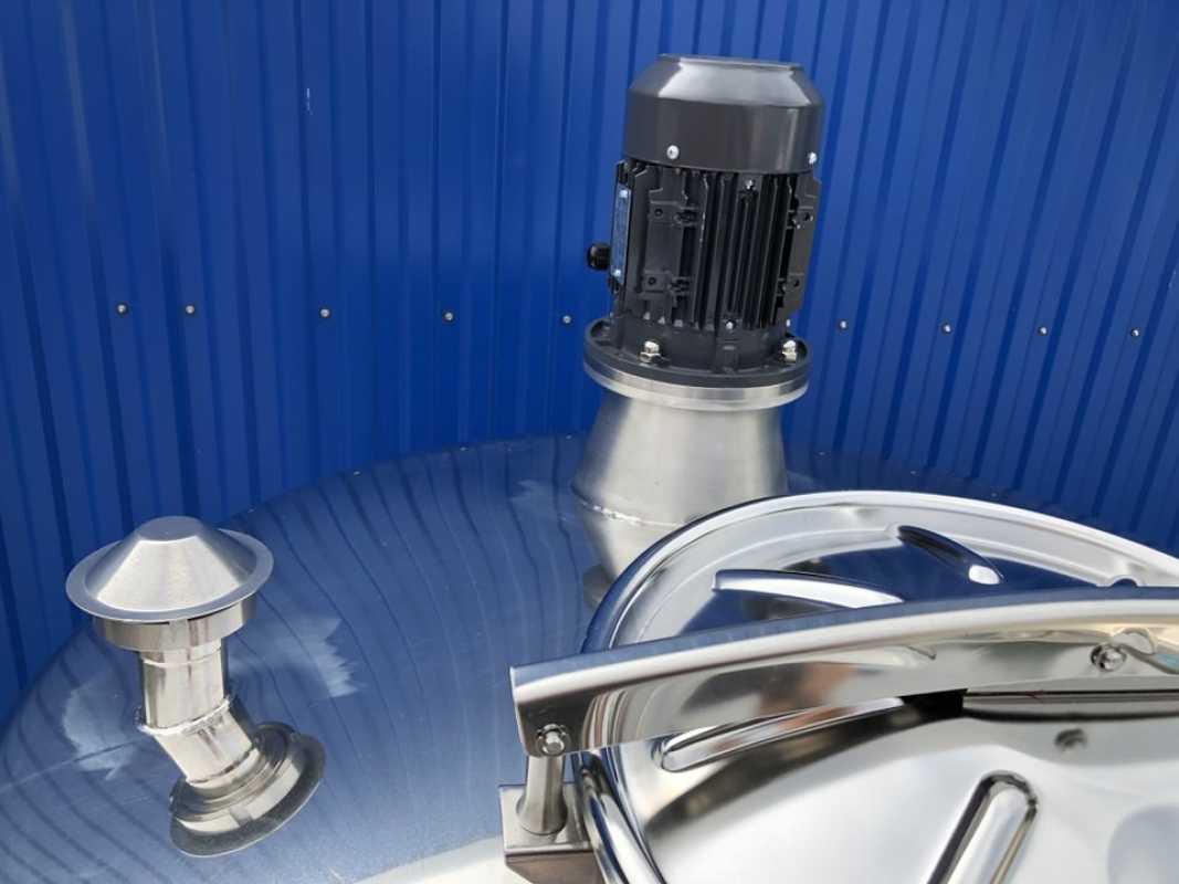1533L stainless steel mixing vessel with propellermixer