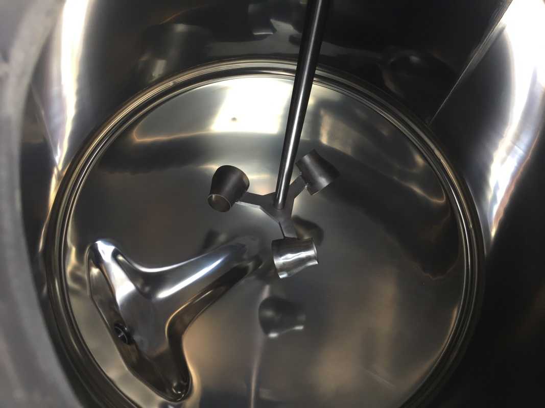 1533L Edelstahlbehälter mit Thermoplate und Becherrührwerk